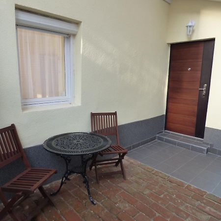 Yellow Apartment Дебрецен Екстер'єр фото