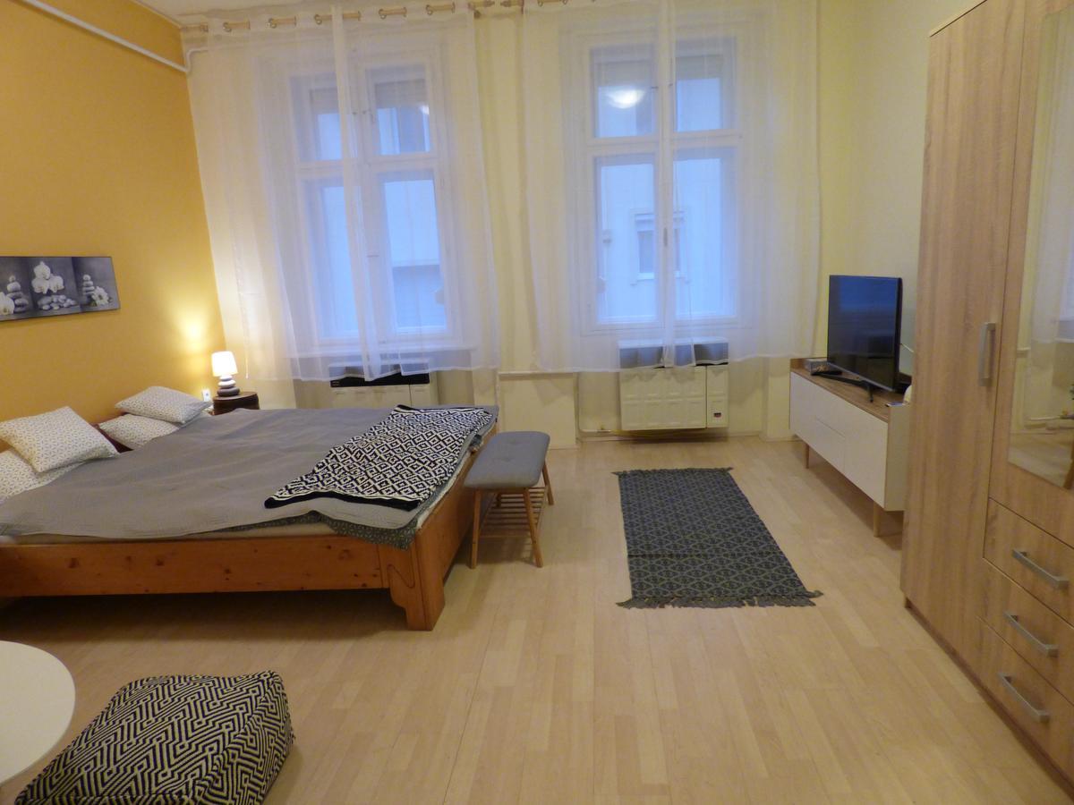 Yellow Apartment Дебрецен Екстер'єр фото