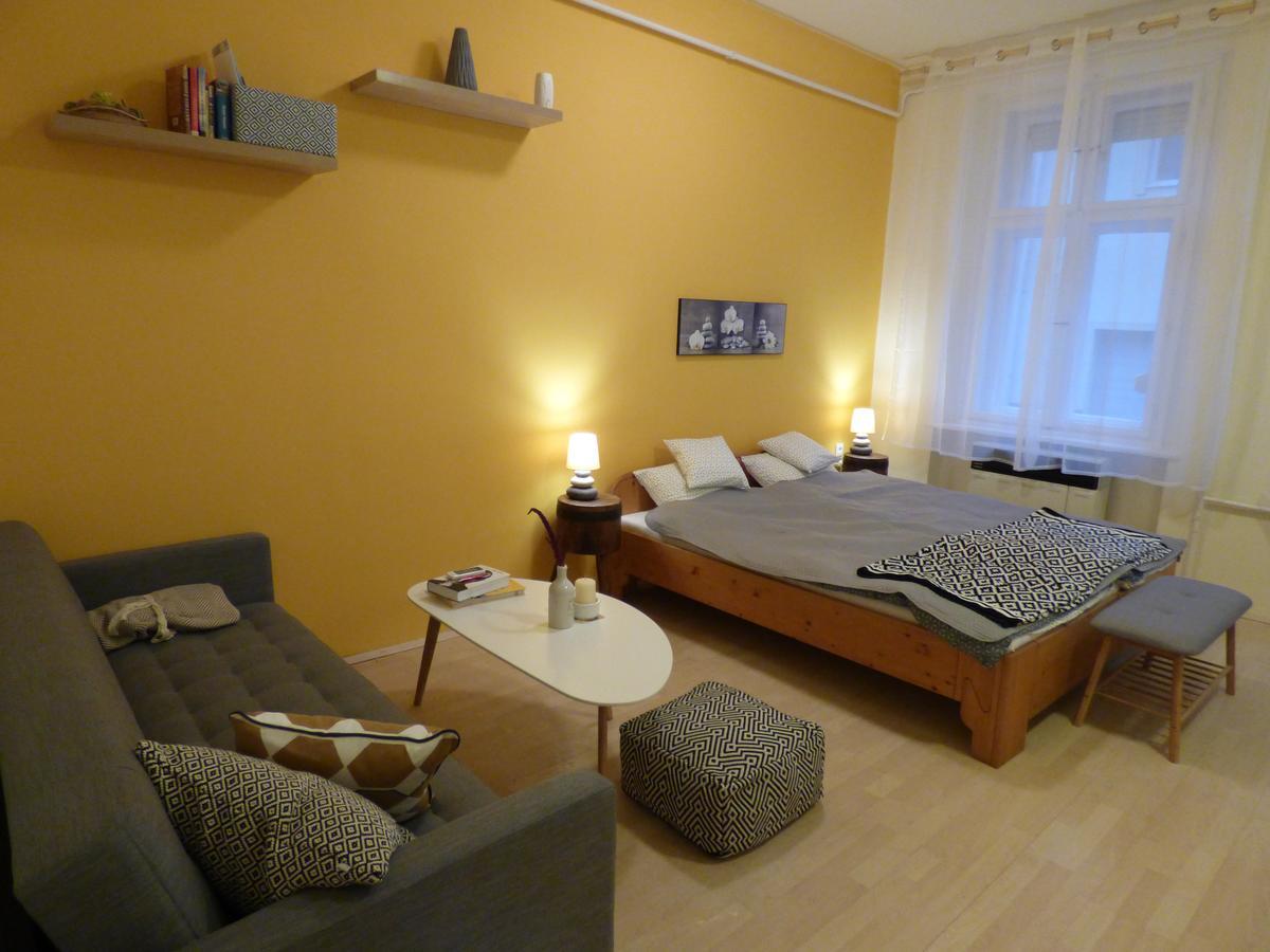 Yellow Apartment Дебрецен Екстер'єр фото
