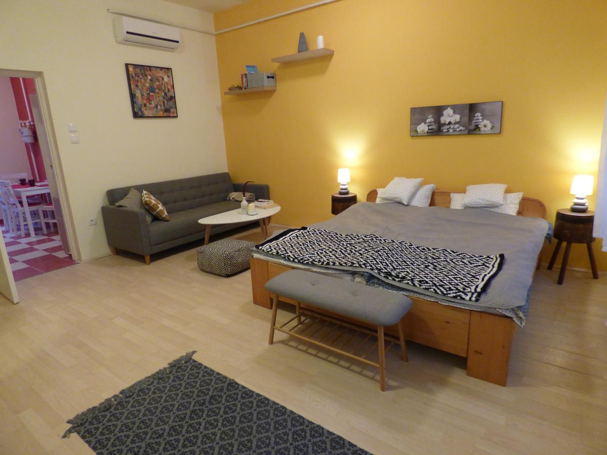 Yellow Apartment Дебрецен Екстер'єр фото