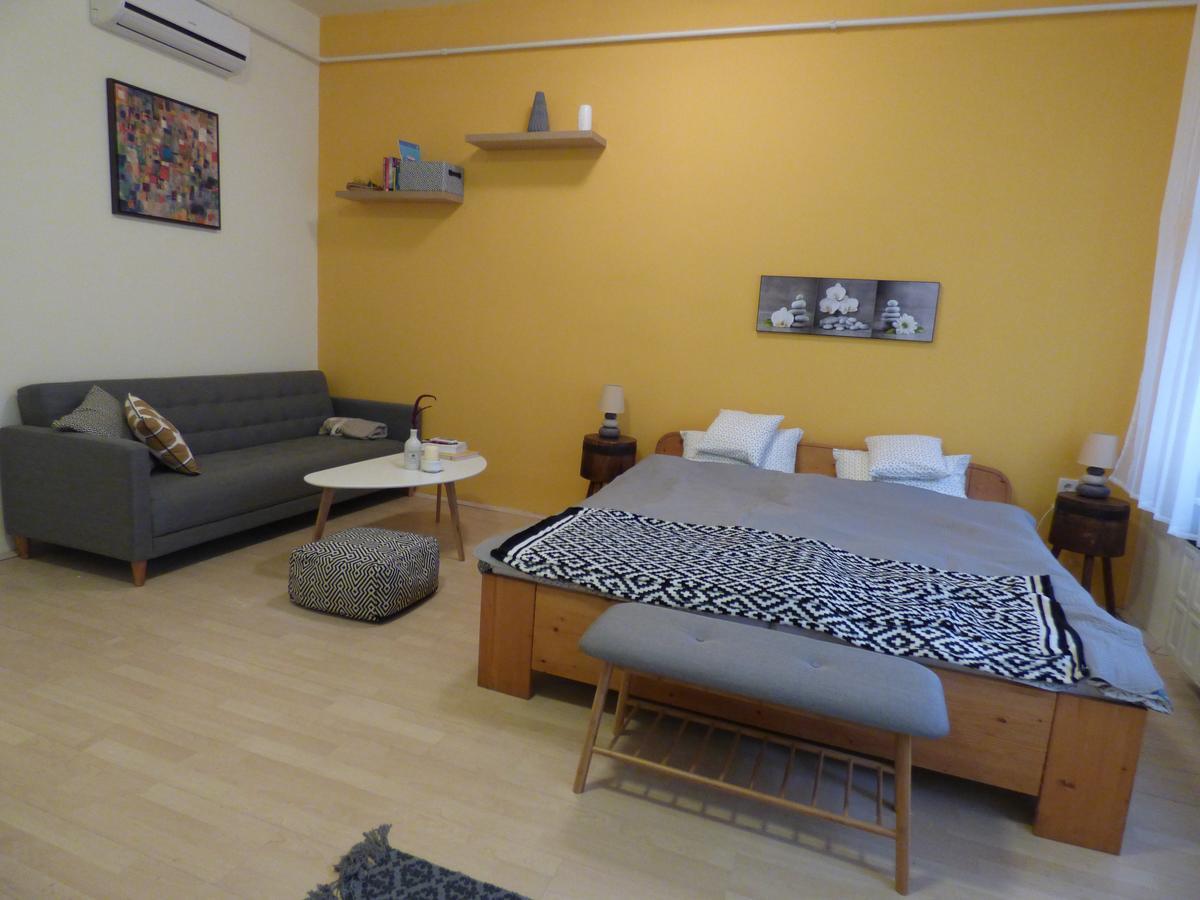 Yellow Apartment Дебрецен Екстер'єр фото