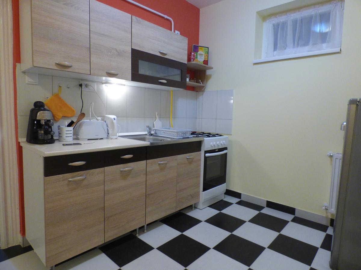 Yellow Apartment Дебрецен Екстер'єр фото