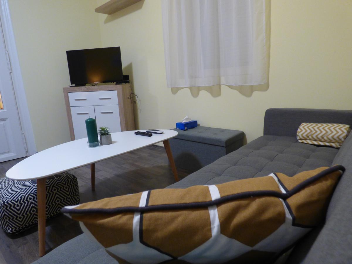 Yellow Apartment Дебрецен Екстер'єр фото