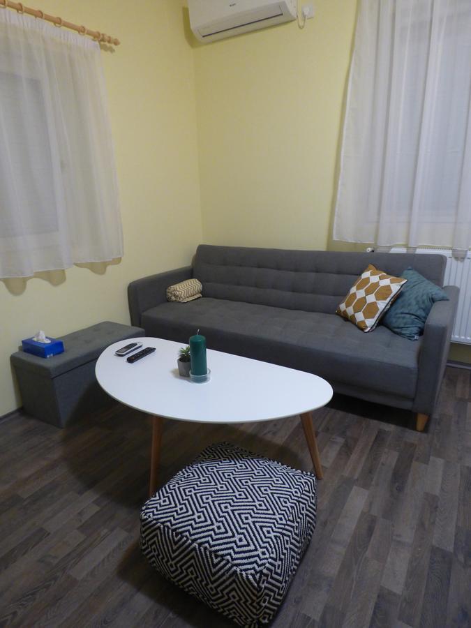 Yellow Apartment Дебрецен Екстер'єр фото
