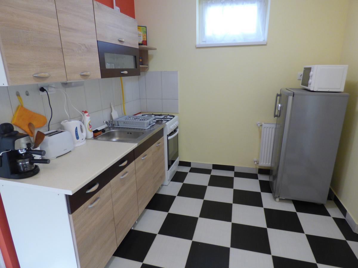 Yellow Apartment Дебрецен Екстер'єр фото