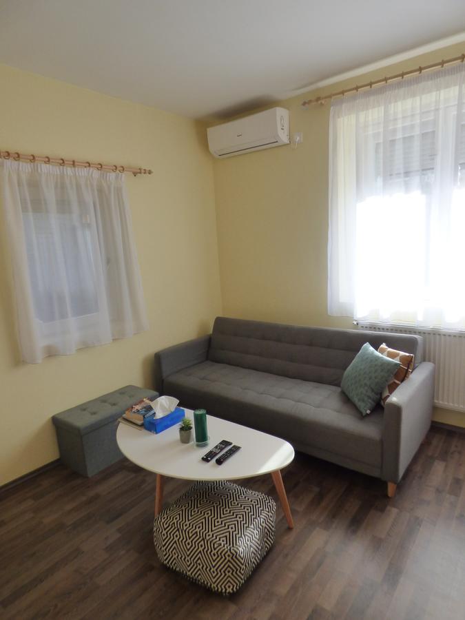Yellow Apartment Дебрецен Екстер'єр фото