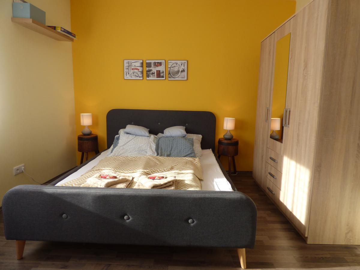 Yellow Apartment Дебрецен Екстер'єр фото