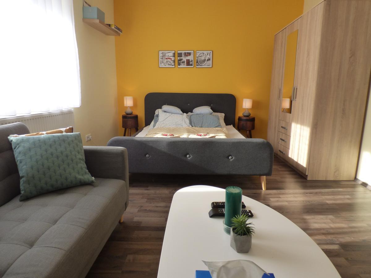 Yellow Apartment Дебрецен Екстер'єр фото